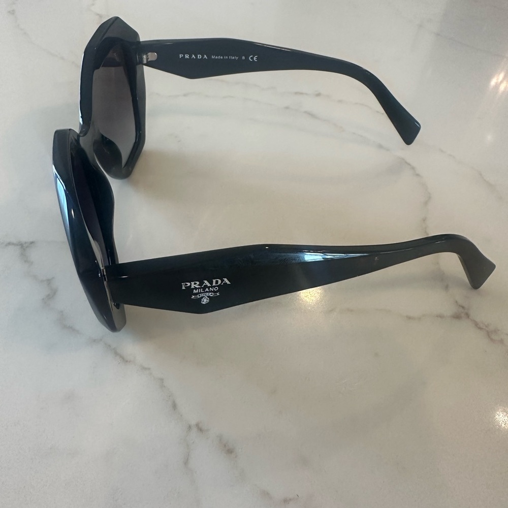 Chic Black Oversized Sunglasses - Picture 3 of 3